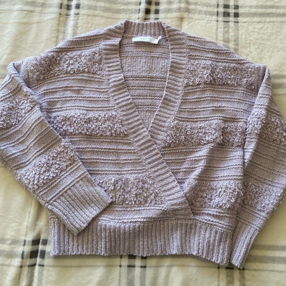 ASTR v neck Madeline Sweater Lilac lavender M